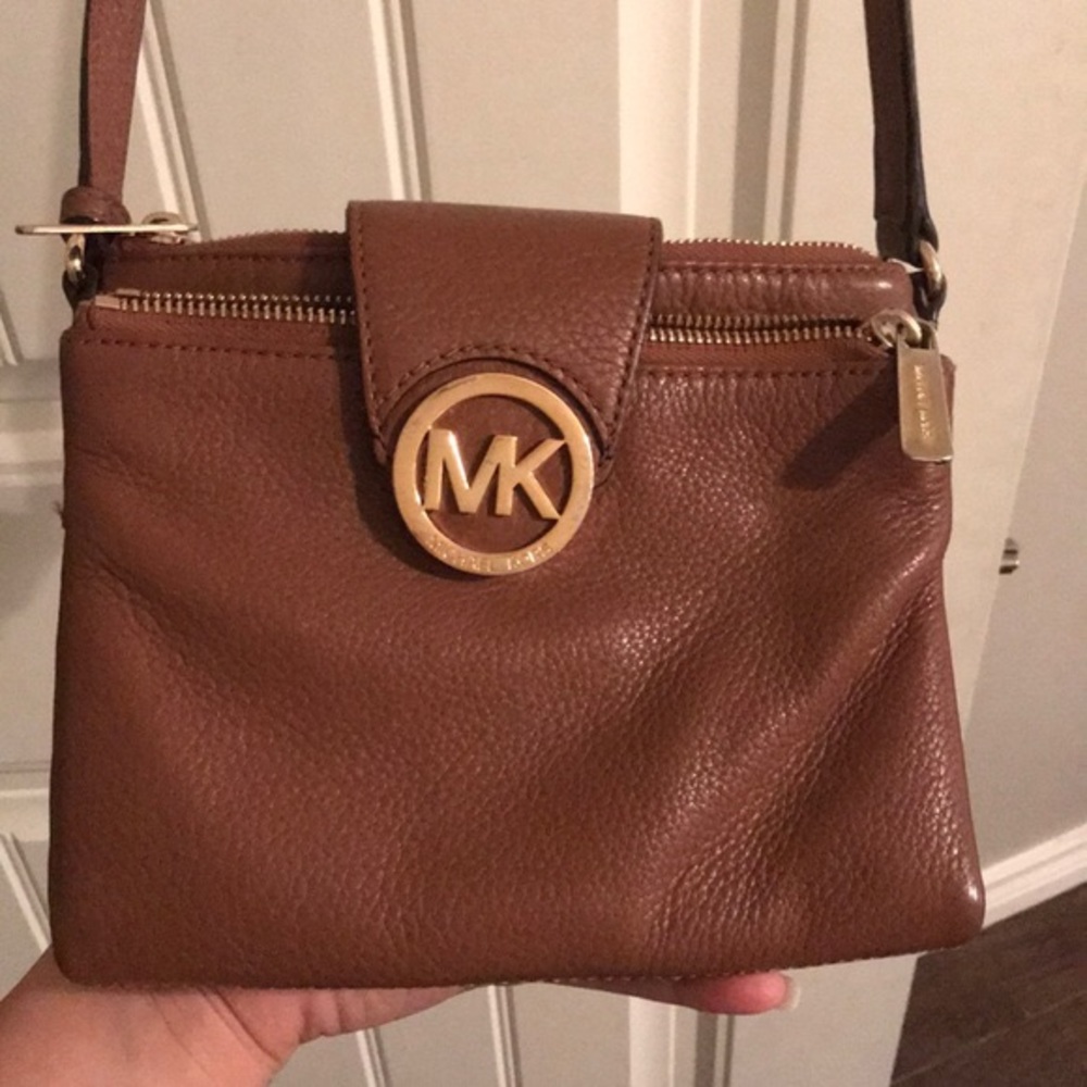 Brown leather Micheal Kors crossbody purse!